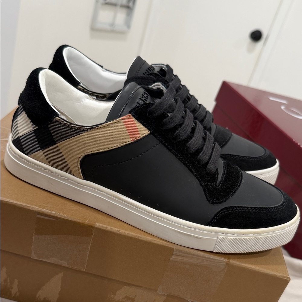Burberry Black and White Men’s Low-Top Sneakers - Picture 4 of 9